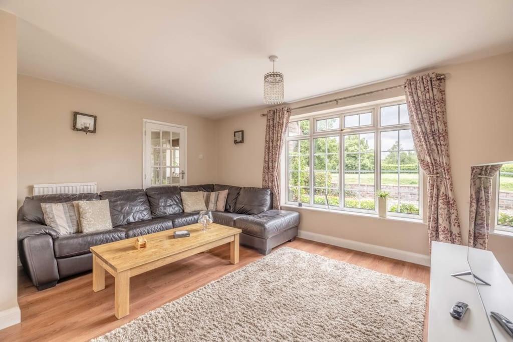 3-Bed Family Home With Parking & Large Garden Windsor Zewnętrze zdjęcie